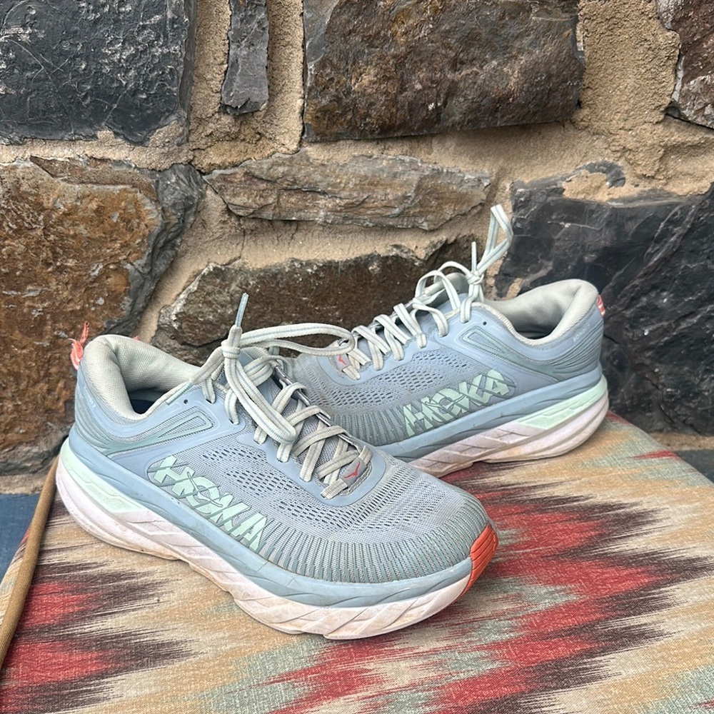 Hoka Women's Bondi 7 Running Sneaker in Blue Fog Blue Glass Size 8.5 Wide - Picture 2 of 8